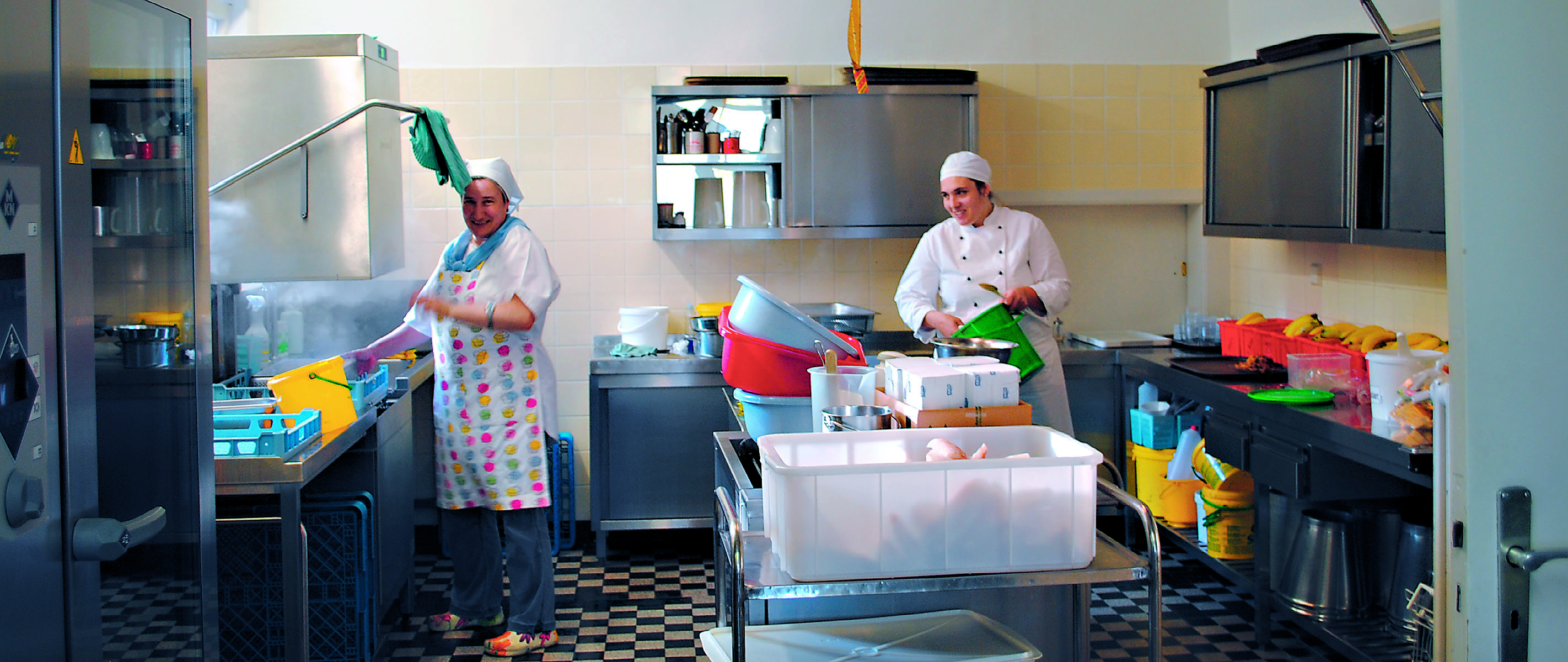 Fachpersonal in der Wirtschaftsküche am hantieren.