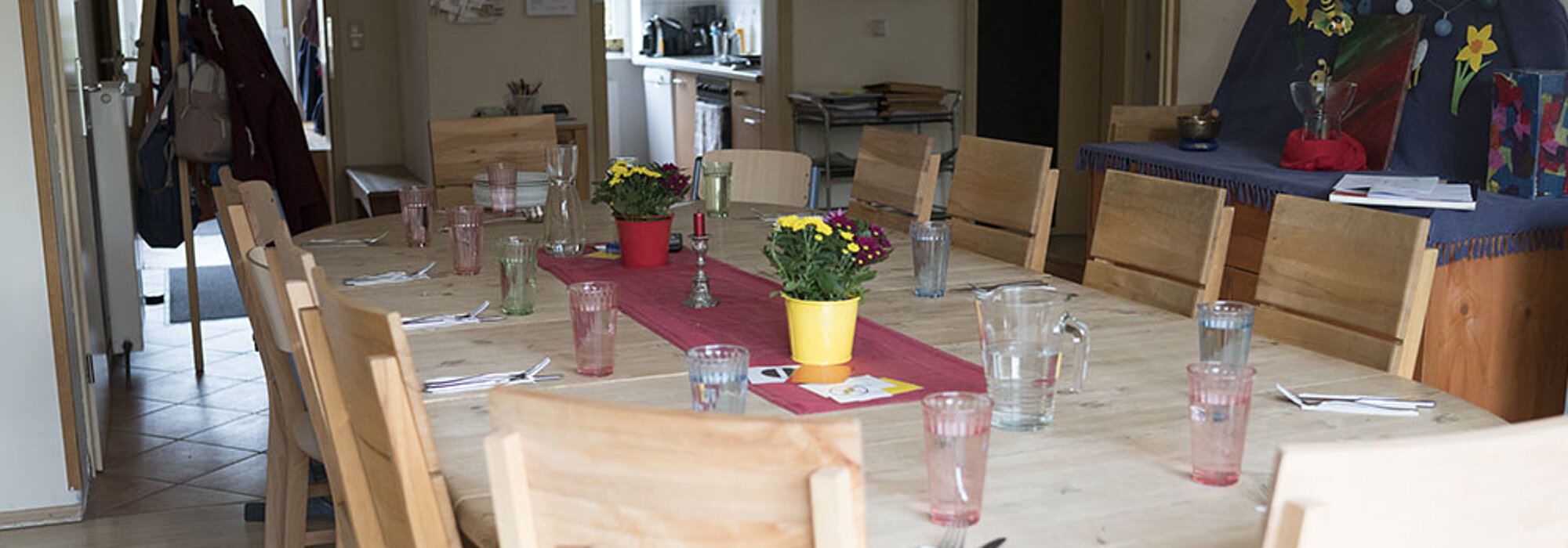 Gemeinsames Essen um einen runden großen Tisch.