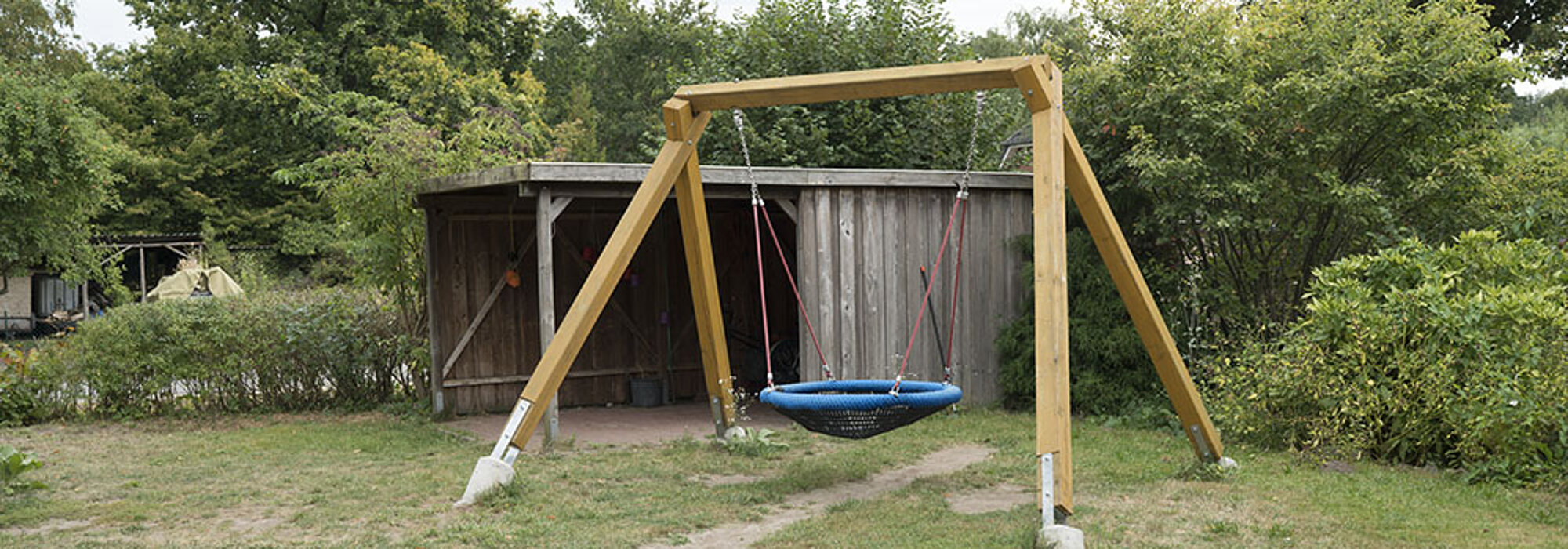 Eine Schaukel sorgt für Vergnügen im Garten.