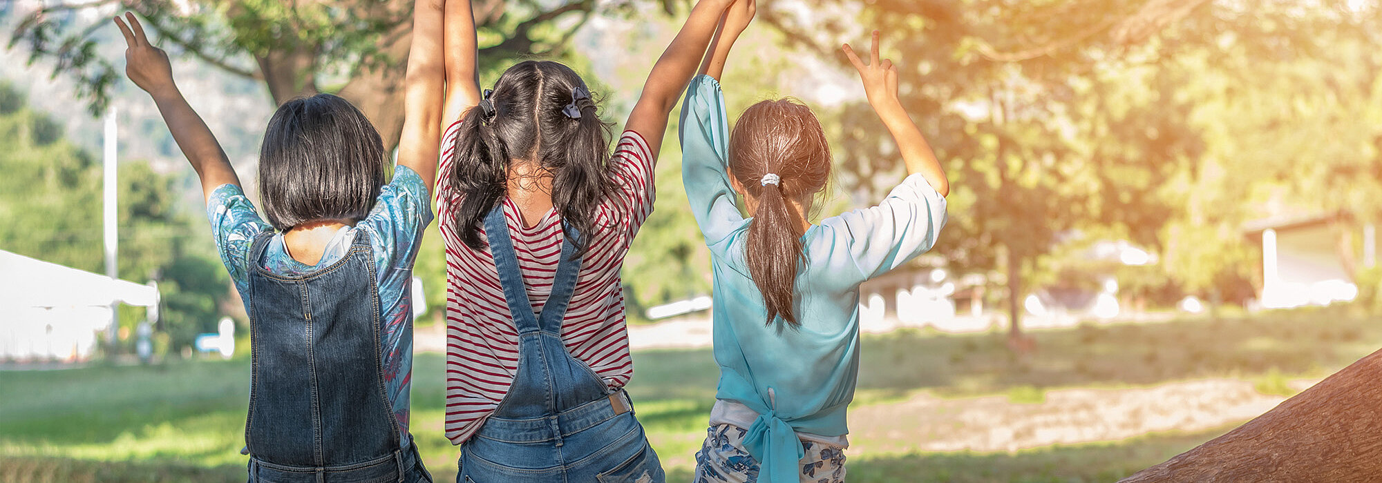 Draussen im Garten gemeinsam Zeit verbringen.